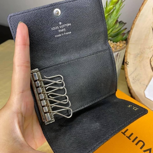Auth Louis Vuitton Graphite 6 key holder/wallet. - Picture 9 of 10